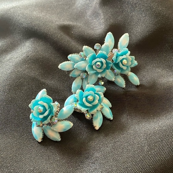 Jewelry - Vintage earrings and brooch set